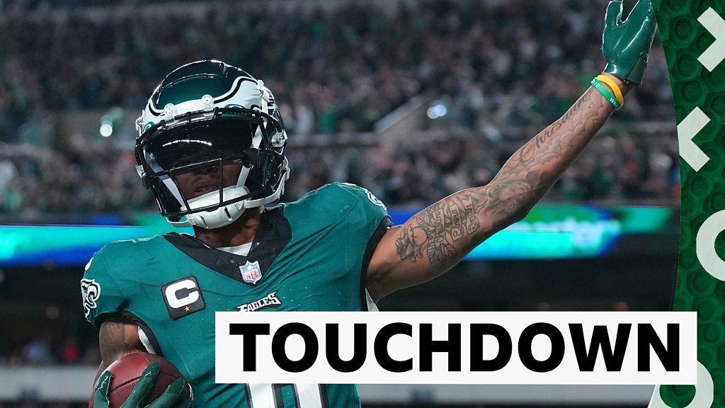 Hurts finds Smith for 63-yard touchdown in Eagles win
