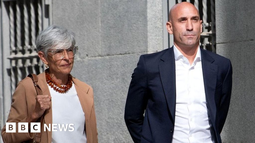 Luis Rubiales given Spanish restraining order over World Cup kiss